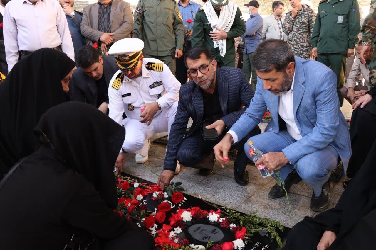 حضور رئیس کمیسیون فرهنگی شورای شهر خرمشهر در آئین غبارروبی گلزار مطهر شهدا